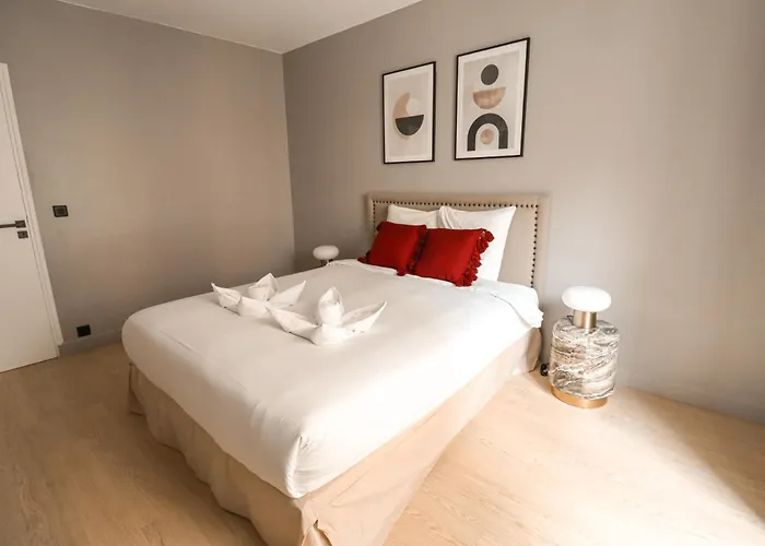 Cosy Tour Eiffel-invalides *