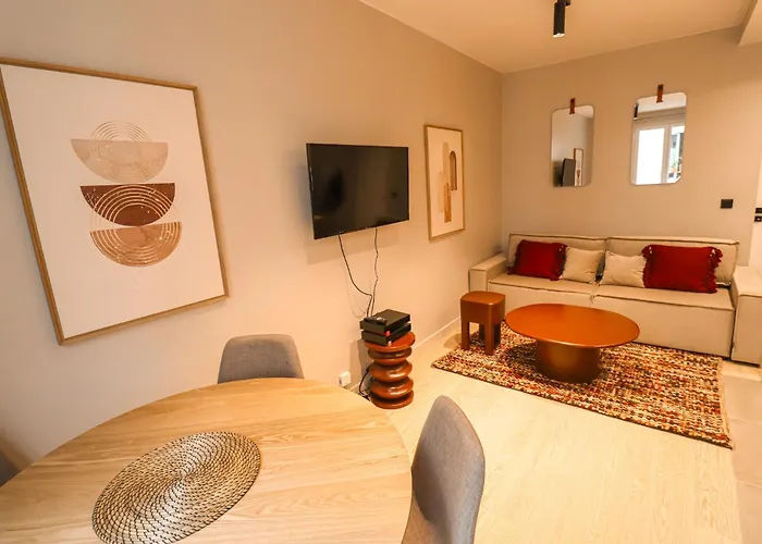 Cosy Tour Eiffel-invalides